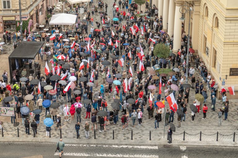 Marsze „Stop imigracji” przeszły przez Polskę. Narodowcy kontra kontrmanifestacje