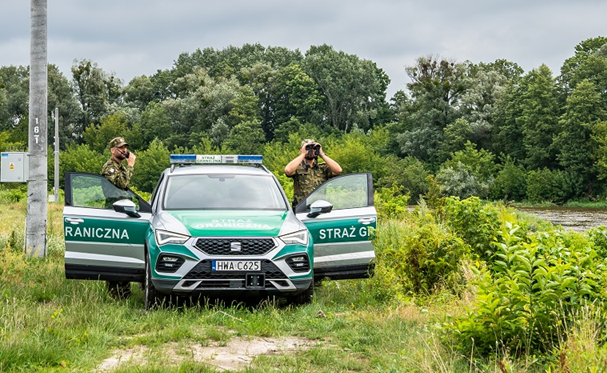 Przepłynęli Bug pontonem! Chcieli do Niemiec, wpadli w Polsce Polski patrol na rzece Bug