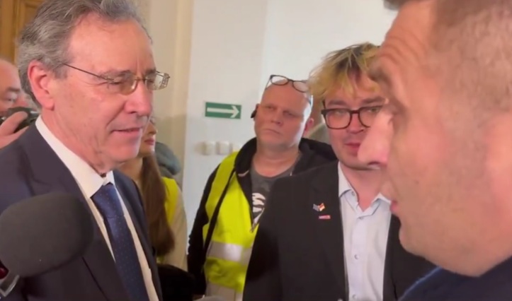 Sceny jak z filmu na korytarzu sądu. Bąkiewicz dopadł niemieckiego dyplomatę! Fot.:X.com/Robert Bąkiewicz nie odpuścił okazji. Konfrontacja z ambasadorem Niemiec odbiła się szerokim echem w sieci.