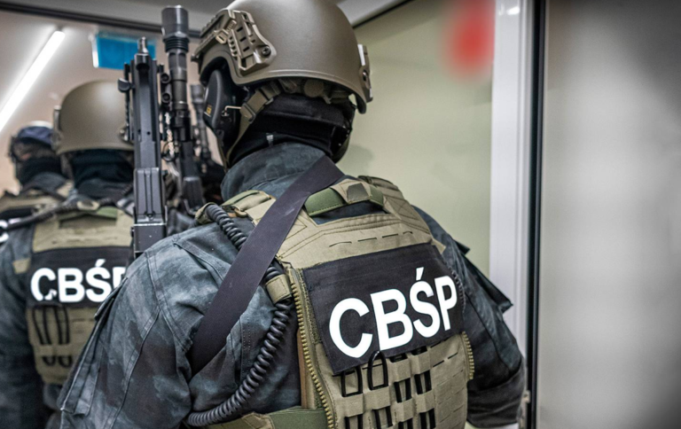 Mafia ze Wschodu! Rosyjskojęzyczne gangi rozgościły się w Polsce Fot.: FB/Funkcjonariusze CBŚP podczas jednej z akcji wymierzonej w rosyjskojęzyczny gang. Co dziesiąty podejrzany o udział w mafii w Polsce jest już cudzoziemcem.