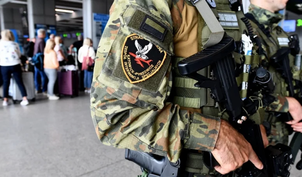 Nie poleciał na La Palmę przez własną głupotę. Straż Graniczna ostrzega pasażerów Fot.: SOŚG/Funkcjonariusze Zespołu Interwencji Specjalnych Straży Granicznej w Pyrzowicach. Każdy sygnał o bombie, nawet ten „dla żartu”, kończy się przerwaniem podróży i mandatem.